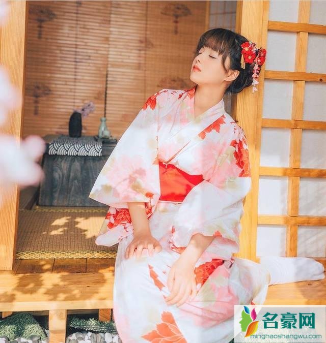 男人深深的爱上一个女人的话,会通过这三种方式来表达自己的爱意