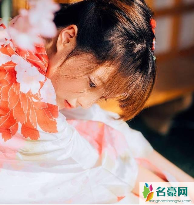 男人深深的爱上一个女人的话,会通过这三种方式来表达自己的爱意