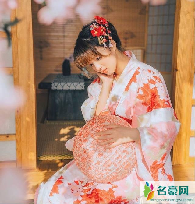 男人深深的爱上一个女人的话,会通过这三种方式来表达自己的爱意
