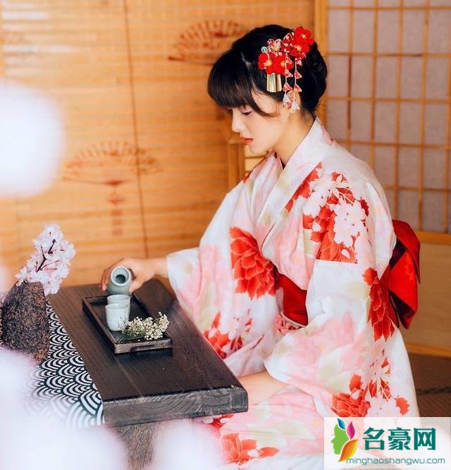 男人深深的爱上一个女人的话,会通过这三种方式来表达自己的爱意