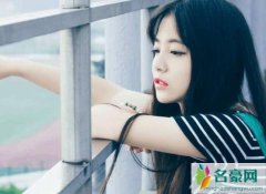 下面就看看女人对你有意思的暗示有哪些吧！