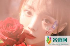 女生第一次来月经是几岁？