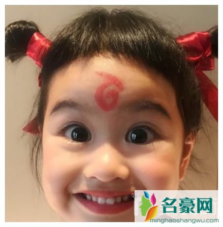 小女孩模仿哪吒头发型图片