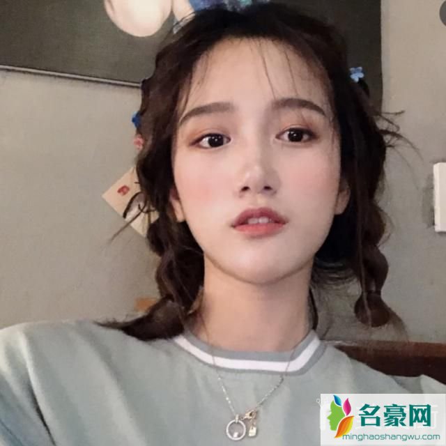 好看又简单的扎头发：短发麻花辫
