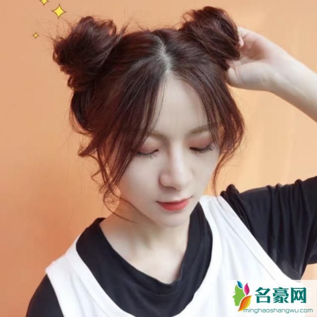 好看又简单的扎头发：双丸子头