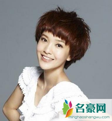 蘑菇头短发发型图片