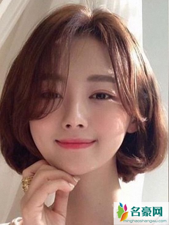 适合夏季的微卷内扣短发