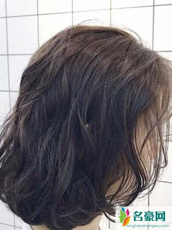 适合夏季的微卷锁骨短发