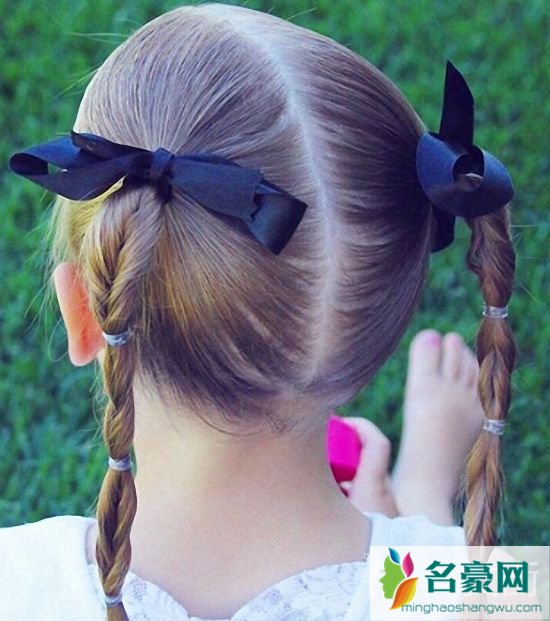 小女孩辫子的简单编发 女童低马尾编发甜美又俏皮1