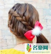 蜈蚣辫侧扎马尾发型图片 甜美时尚编发侧扎马尾