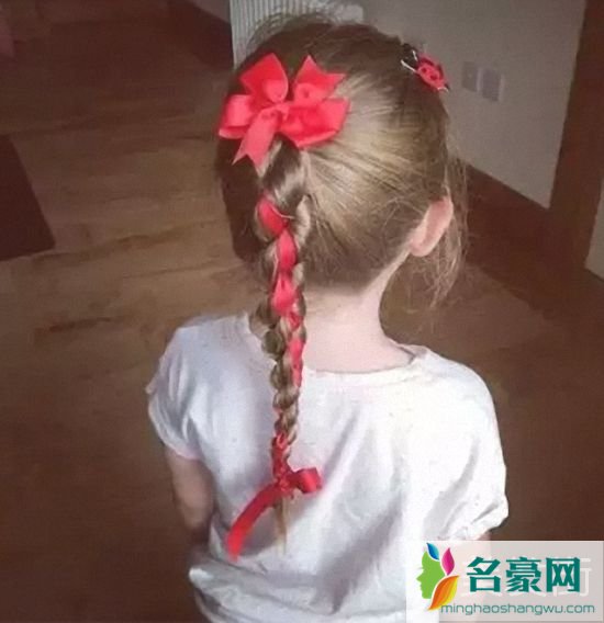 儿童辫子简单洋气扎法_甜美可爱的儿童侧马尾编发发型图片2