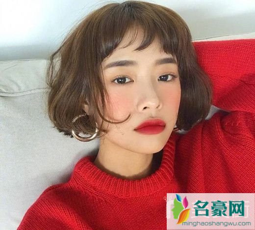 短发流行发色显白：深亚麻色