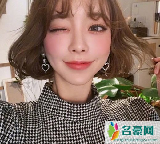 短发流行发色显白：金棕色