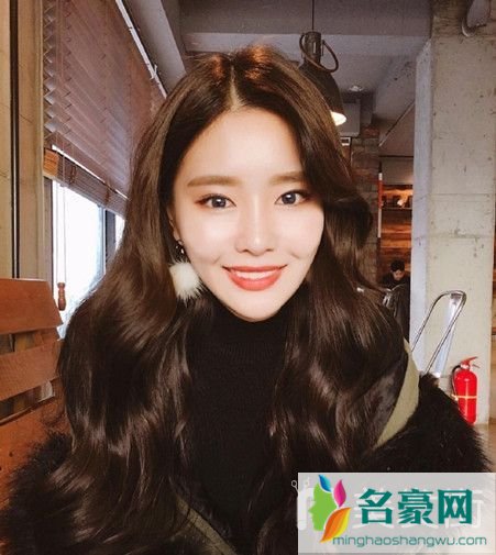 2019流行发型颜色_发型与发色搭配的潮女发型图片2