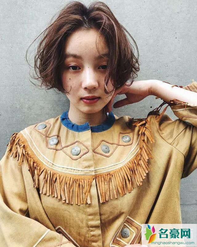 名豪网2019流行的短发烫发发型图片5