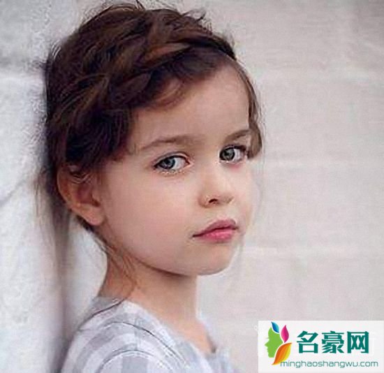 儿童超短发编发发型：偏分斜刘海短发