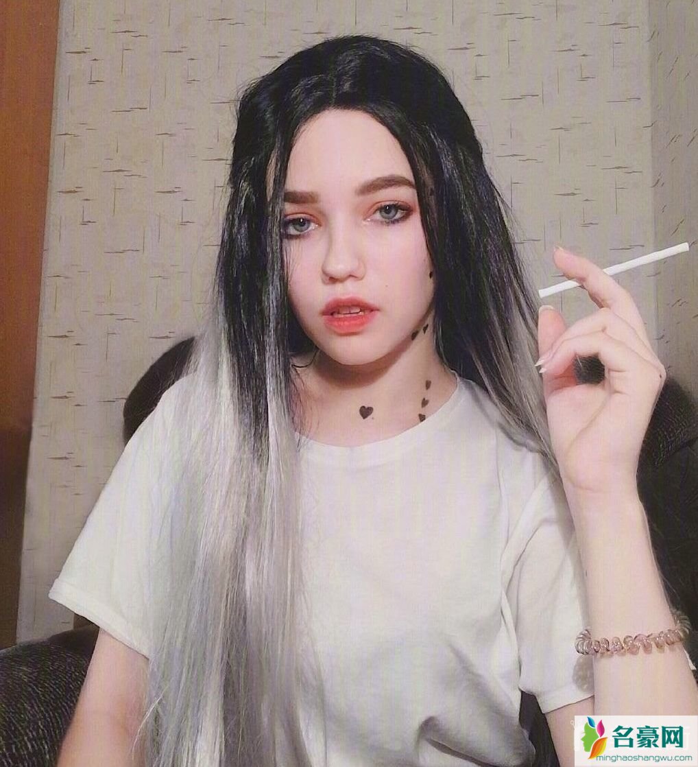 15岁俄罗斯少女百变发色成网红 最流行的发色合集5