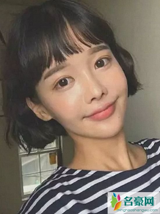 女生好看短发烫发造型：短发烫波浪卷发
