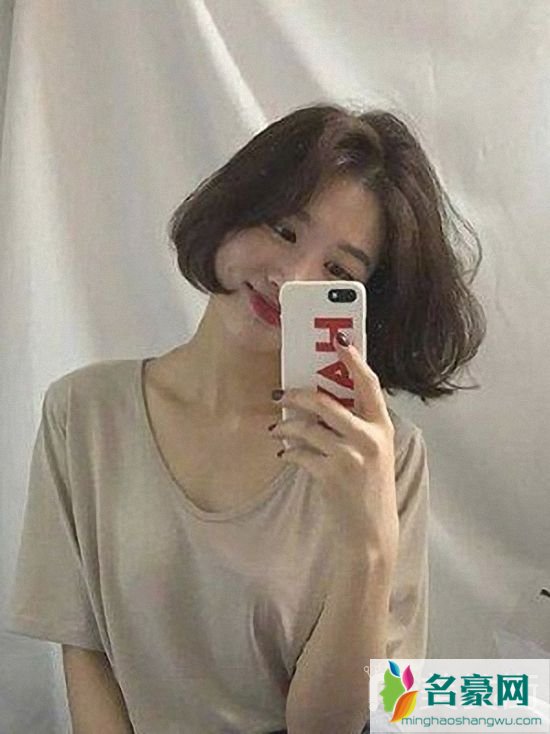 女生好看短发烫发造型：短发烫微卷