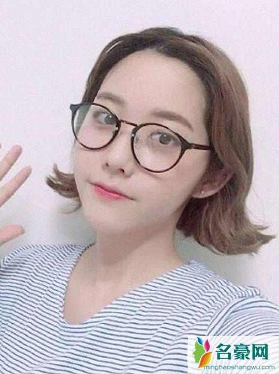 女生好看短发烫发造型：短发烫外翘卷