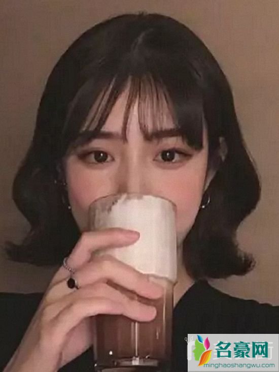 女生好看短发烫发造型：短发烫蛋卷头