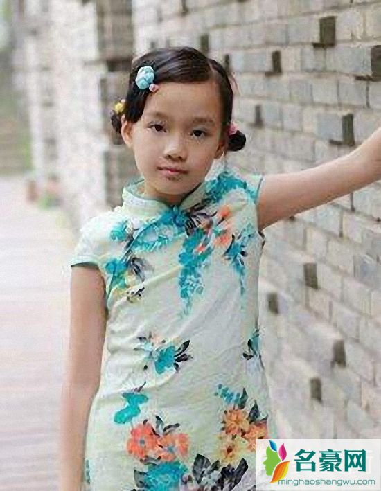 儿童旗袍发型的扎法_喜庆的儿童旗袍扎发发型图片1