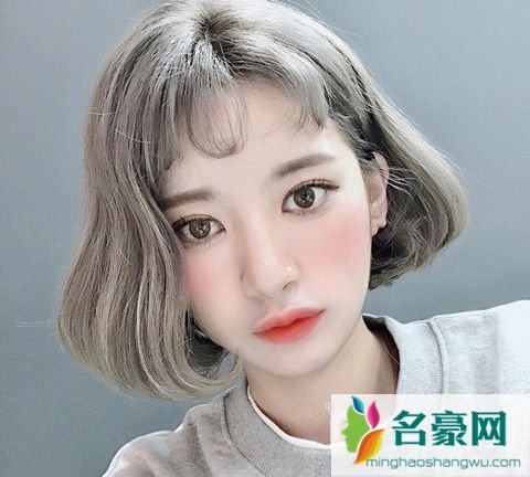 短发流行发色：灰亚麻色