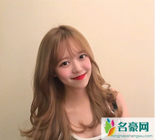 今年流行发型图片女中长发_2019中长发最新发型女图片4