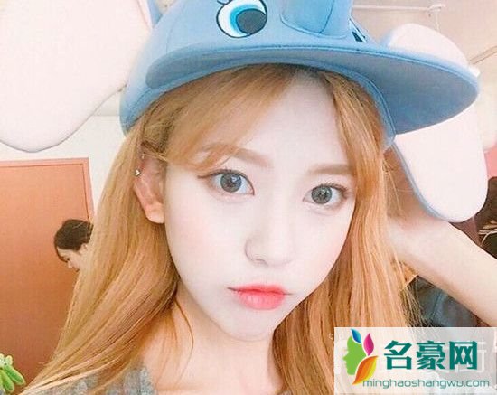 今年流行发型图片女中长发_2019中长发最新发型女图片5