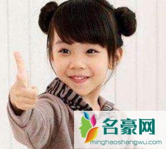 小女孩双丸子头扎法图解_儿童扎丸子头简单好看造型1