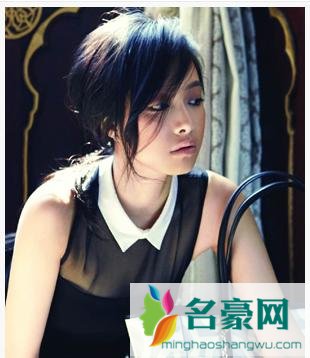 凌乱发型配马尾的扎法