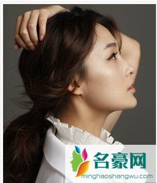 凌乱发型配马尾的扎法