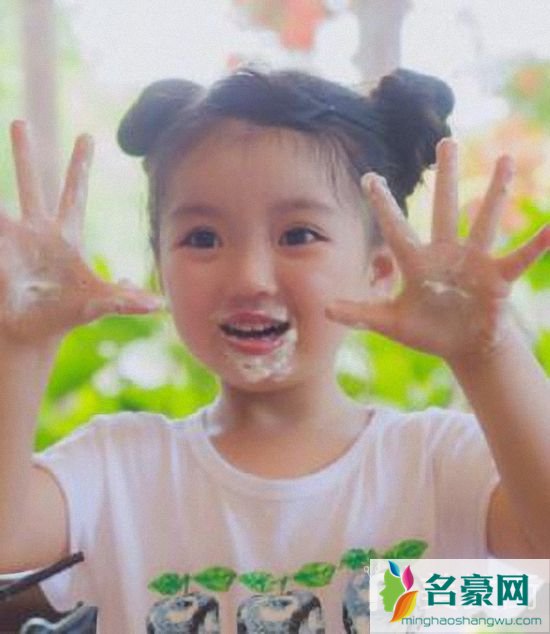 简单易学的夏季扎发：哪吒头发型