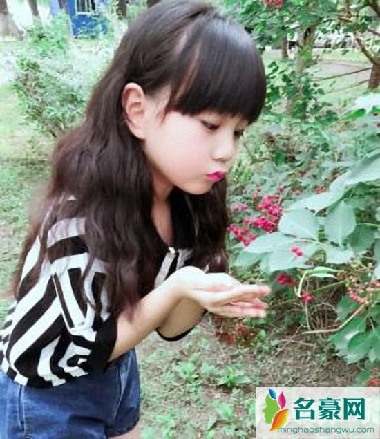 漂亮可爱小女孩发型：齐刘海长卷发