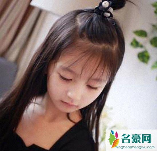 漂亮可爱小女孩发型：苹果头发型
