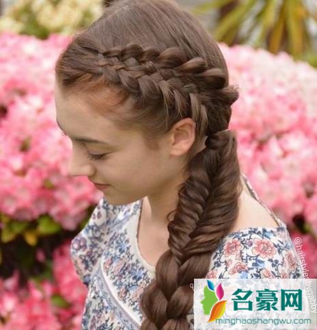 幼儿园扎头发简单好看_小女孩简单可爱的编发发型图片2