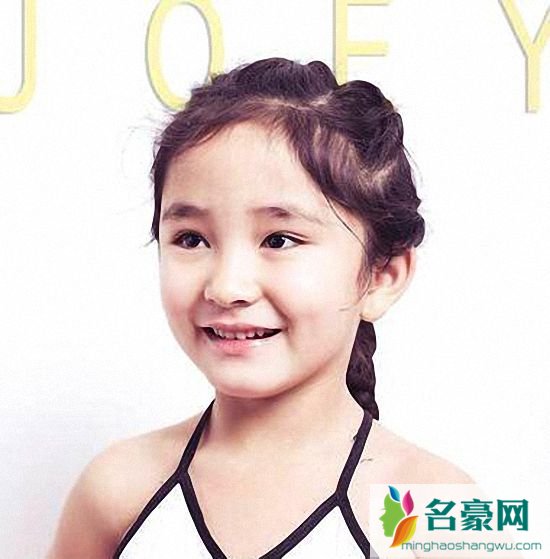 小女孩后梳编发马尾辫发型