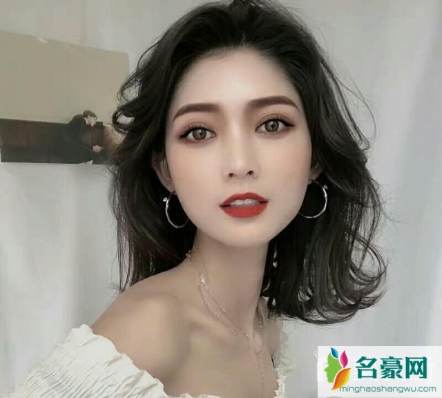 2019网红发型女款：空气卷发