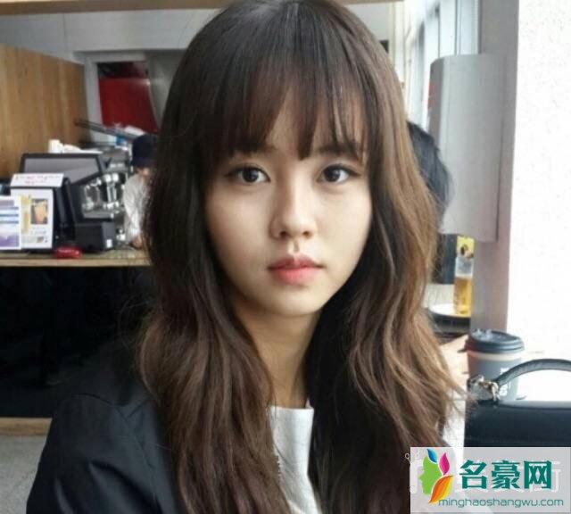 2019网红发型女款：木马卷