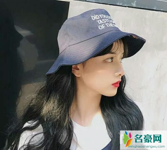 2019网红发型女款：水波卷发