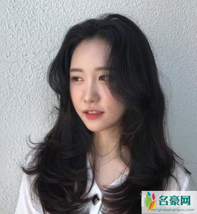 2019网红发型女款：海藻卷发海藻