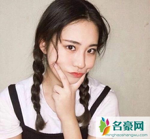 五官比较集中适合扎发