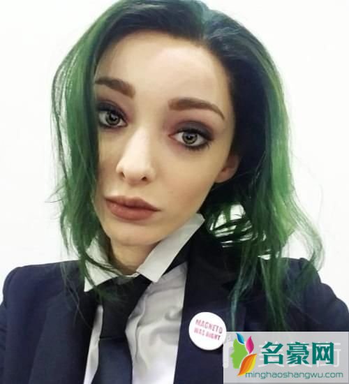 2020最流行的染发颜色：墨绿色