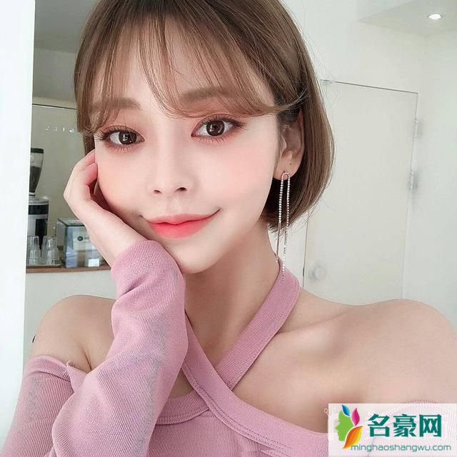 圆脸型适合短发的理由3：款式变化较多，时尚感强