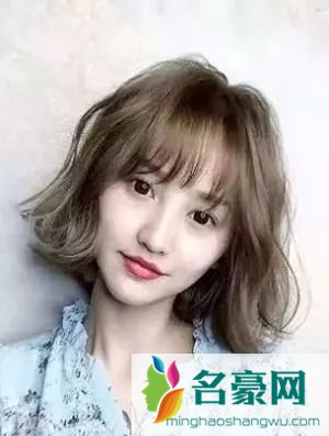 最好看的烫短发图片：短发发尾烫微卷