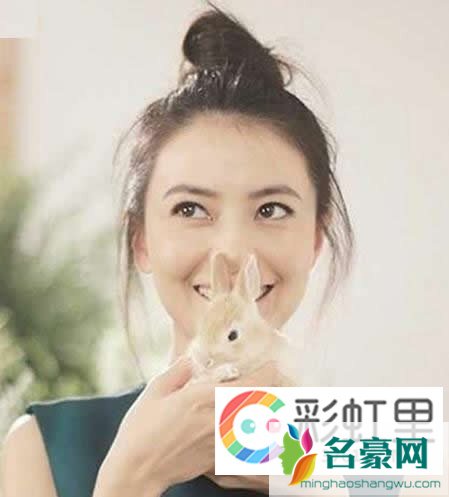 减龄发型还是丸子头 明星都爱的时尚丸子头发型