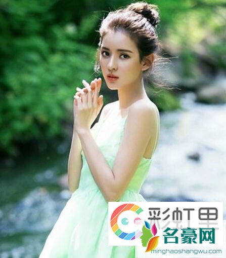 减龄发型还是丸子头 明星都爱的时尚丸子头发型