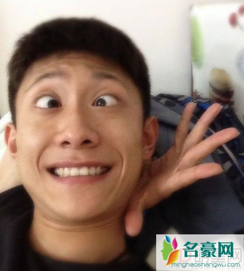 张一山随脚拍上热搜 自拍永远角度刁钻