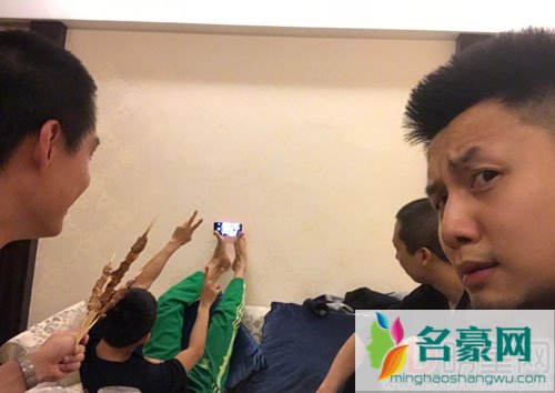 张一山随脚拍上热搜 自拍永远角度刁钻