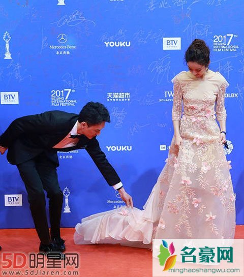 赵丽颖生日冯绍峰喝醉呕吐 多次同框被拍难道真恋爱了